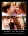 Minden pillanatban...